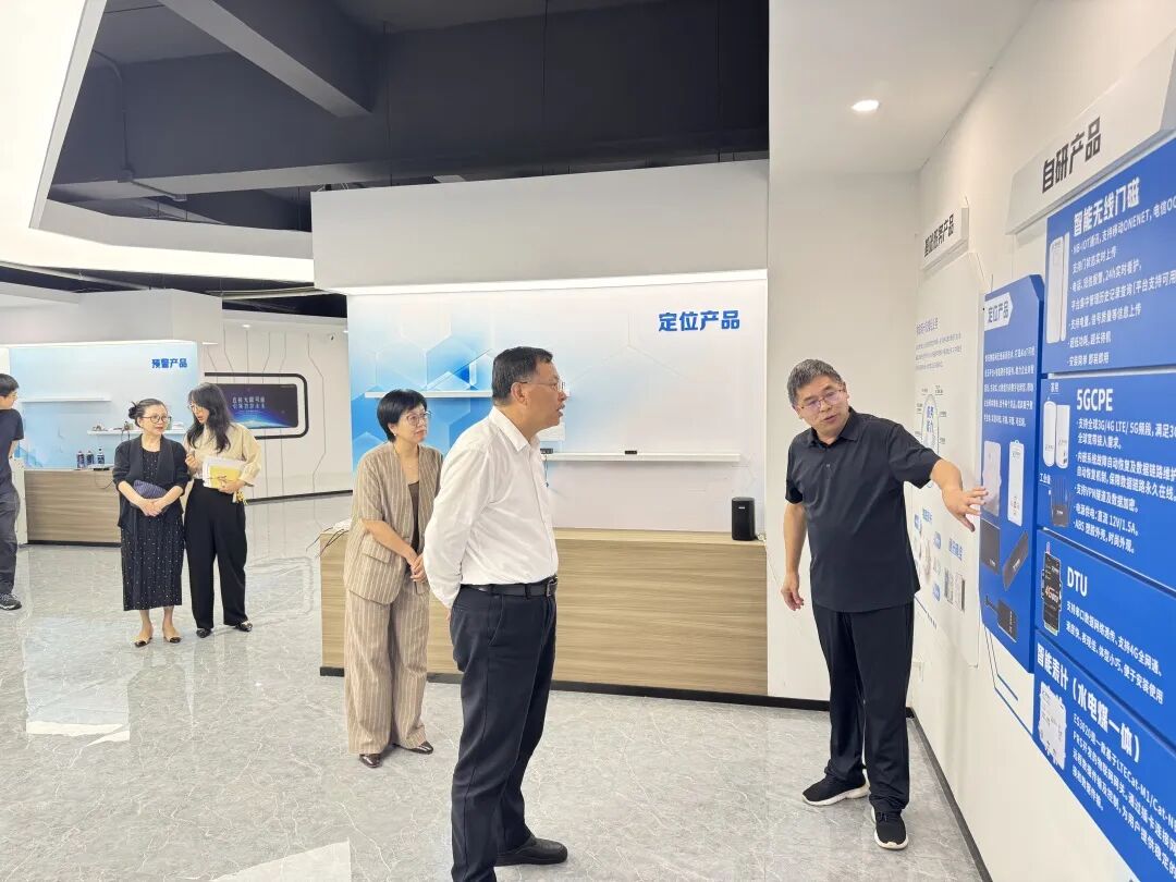 考察团参观旭宇科技产品展示区