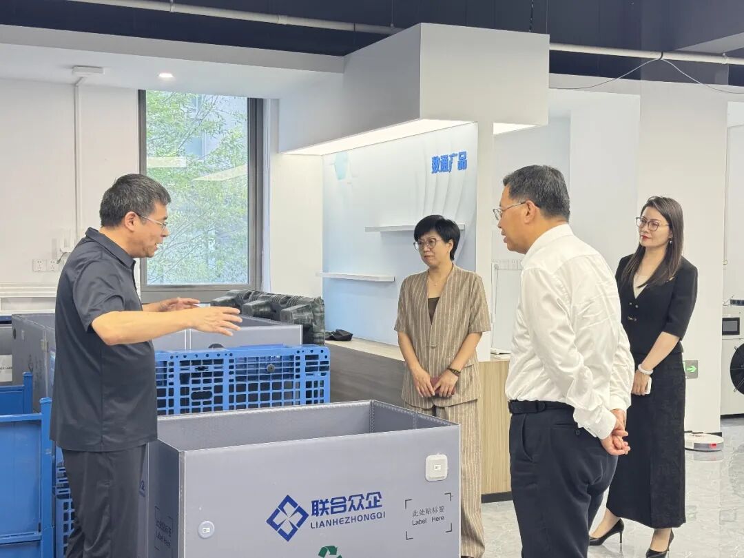 考察团参观旭宇科技研发办公区